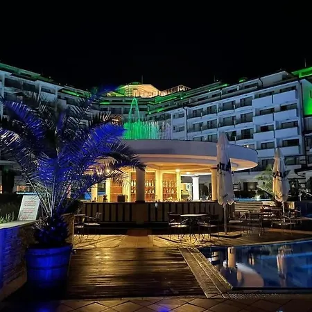 Penthouse In Emerald Beach, & * רבדה